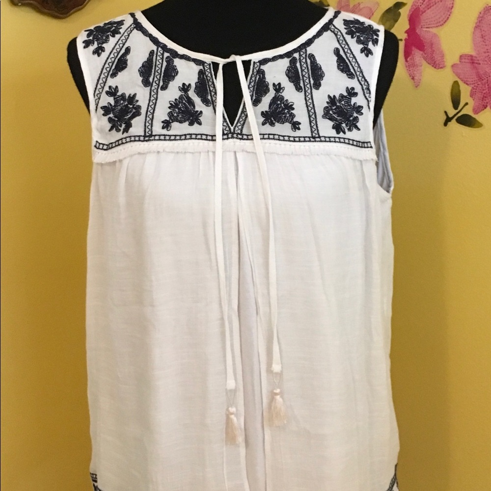 I.N. Studio White embroidery sleeveless blouse